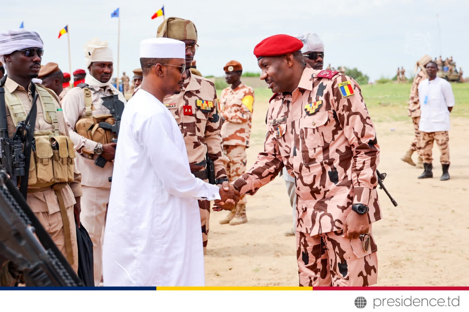 Visite des forces de défense et de sécurité sur le terrain - Photo 12