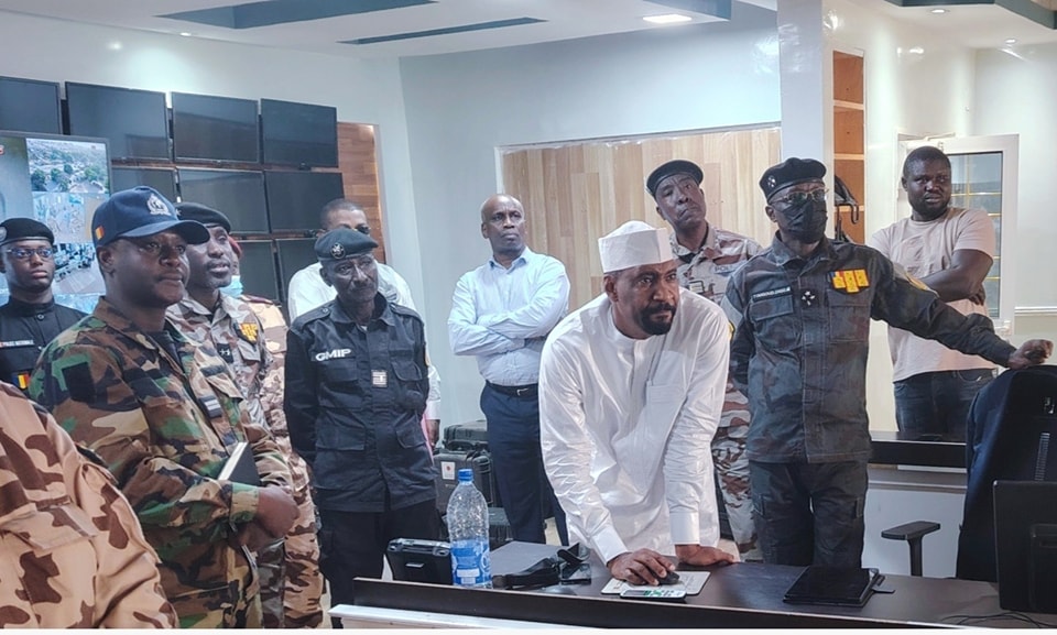 Visite du ministre au 𝗖𝗲𝗻𝘁𝗿𝗲 𝗱𝗲 𝗖𝗼𝗺𝗺𝗮𝗻𝗱𝗲𝗺𝗲𝗻𝘁 𝗱𝗲𝘀 𝗖𝗮𝗺𝗲́𝗿𝗮𝘀 𝗱𝗲 𝗦𝘂𝗿𝘃𝗲𝗶𝗹𝗹𝗮𝗻𝗰𝗲 𝗮̀ 𝗡'𝗗𝗷𝗮𝗺𝗲𝗻𝗮